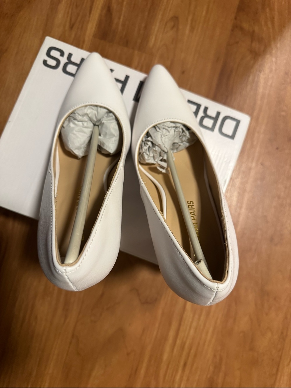 Dream Pairs White Pointed Toe heels